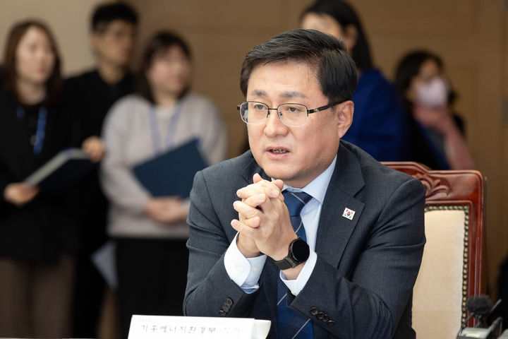 기후장관 "발전 5사 통폐합안, 4~5월 중 압축…국민 공론화 거친다"