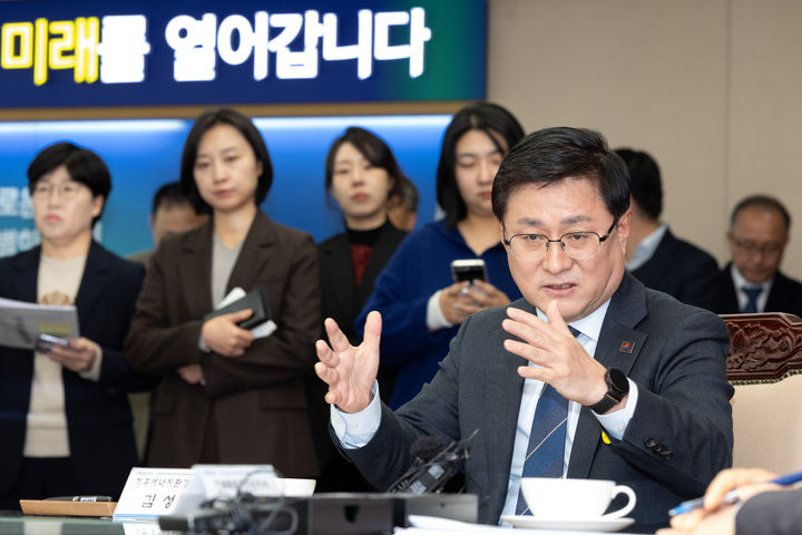 [서울=뉴시스] 김성환 기후에너지환경부장관이 9일 전북 전주시 소재 전북특별자치도청에서 열린 새만금 수상태양광 적기 연계를 위한 기관 간 업무협약 체결식에 참석해 인사말을 하고 있다.(사진=기후에너지환경부 제공) 2026.02.09. photo@newsis.com *재판매 및 DB 금지