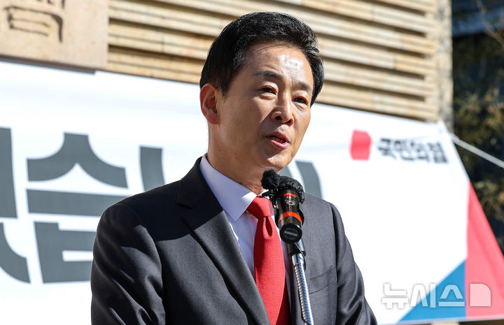 [대구=뉴시스] 이무열 기자 = 유영하 국민의힘 의원(대구 달서구갑)이 9일 대구 중구 인교동 삼성상회 옛터 앞에서 6·3 지방선거 대구시장 출마 선언 의사를 밝히고 있다. 2026.02.09. lmy@newsis.com