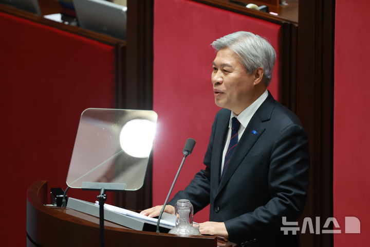 [서울=뉴시스] 고승민 기자 = 서왕진 조국혁신당 원내대표가 9일 서울 여의도 국회에서 열린 본회의에서 비교섭단체 대표연설을 하고 있다. 2026.02.09. kkssmm99@newsis.com