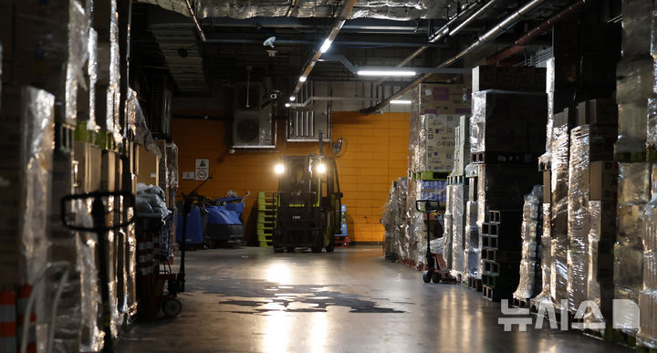 [서울=뉴시스] 김혜진 기자 = 정부와 여당이 대형마트의 새벽 배송을 14년 만에 허용하기로한 9일 서울 시내 한 대형마트 하역장에서 직원들이 업무를 보고 있다.대형마트 새벽 배송 금지 규제는 2012년 전통시장·골목상권 보호와 근로자 건강권·휴식권 보장을 명목으로 도입됐으나 지난 8일 더불어민주당과 정부, 청와대가 고위당정협의회를 열어 대형마트 새벽 배송 허용을 골자로 한 유통발전산업발전법 개정을 추진하기로 했다. 2026.02.09. jini@newsis.com