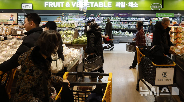 [서울=뉴시스] 김혜진 기자 = 서울 시내 한 대형마트에서 시민들이 장을 보고 있다. 2026.02.09. jini@newsis.com