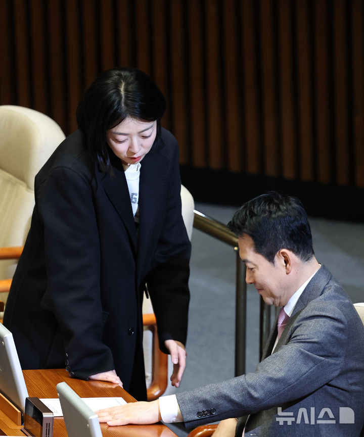 [서울=뉴시스] 김금보 기자 = 배현진 국민의힘 의원이 9일 오후 서울 여의도 국회에서 열린 제432회국회(임시회) 제4차 본회의에서 장동혁 국민의힘 대표에게 발언을 하고 있다. 2026.02.09. kgb@newsis.com