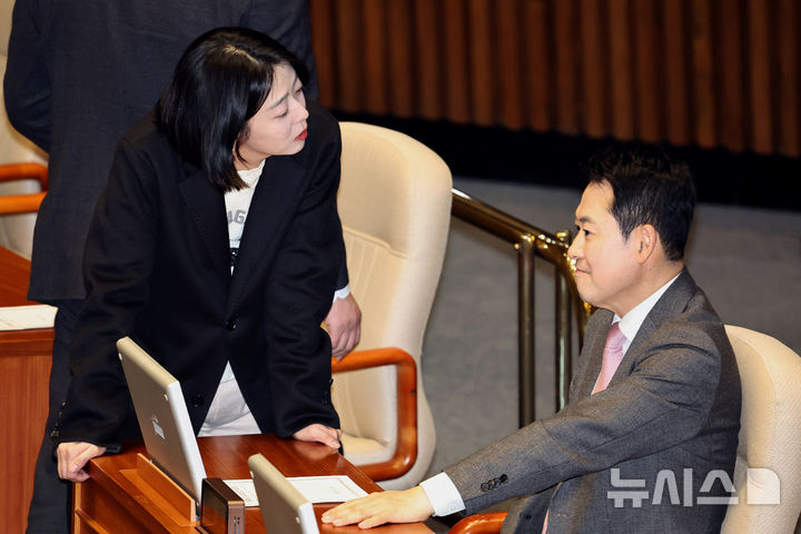 [서울=뉴시스] 김금보 기자 = 배현진 국민의힘 의원이 지난 9일 오후 서울 여의도 국회에서 열린 제432회국회(임시회) 제4차 본회의에서 장동혁 국민의힘 대표에게 발언을 하고 있다. 2026.02.09. kgb@newsis.com