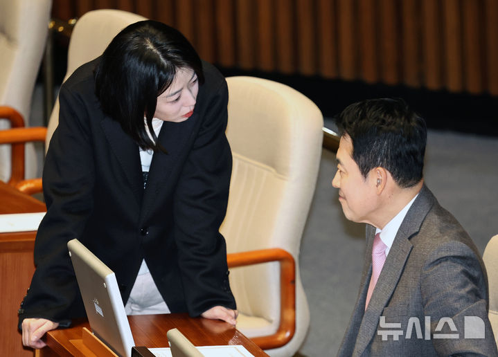 [서울=뉴시스] 김금보 기자 = 배현진 국민의힘 의원이 9일 오후 서울 여의도 국회에서 열린 제432회국회(임시회) 제4차 본회의에서 장동혁 국민의힘 대표에게 발언을 하고 있다. 2026.02.09. kgb@newsis.com