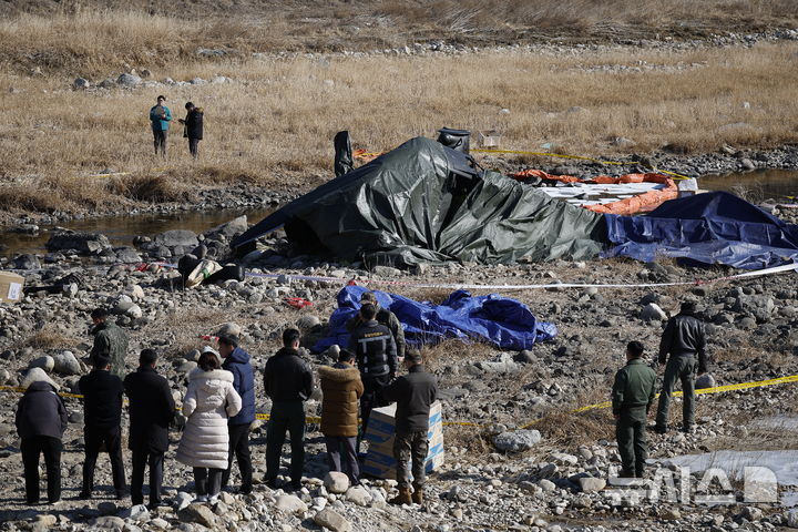 [가평=뉴시스] 정병혁 기자 = 9일 경기 가평군 조종면 신하교 인근에 AH-1S 코브라 헬기가 추락해 현장에서 군 관계자들이 사고 수습을 하고 있다. 2026.02.09. jhope@newsis.com