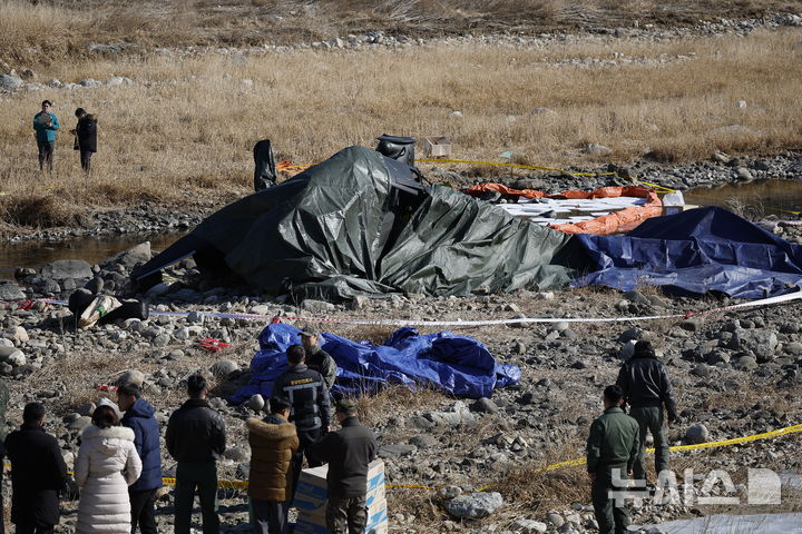 [가평=뉴시스] 정병혁 기자 = 9일 경기 가평군 조종면 신하교 인근에 AH-1S 코브라 헬기가 추락해 현장에서 군 관계자들이 사고 수습을 하고 있다. 2026.02.09. jhope@newsis.com