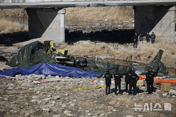 [가평=뉴시스] 정병혁 기자 = 9일 경기 가평군 조종면 신하교 인근에 AH-1S 코브라 헬기가 추락해 현장에서 군 관계자들이 사고 수습을 하고 있다. 2026.02.09. jhope@newsis.com