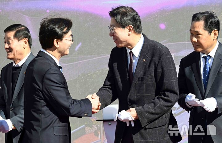  [부산=뉴시스] 하경민 기자 = 통일교 금품 수수 의혹으로 해양수산부 장관직을 사퇴한 전재수 더불어민주당 의원이 9일 부산 북구 만덕나늘목에서 열린 '만덕~센텀 고속화도로' 개통식에 참석, 박형준 부산시장과 인사하고 있다. 2026.02.09. yulnetphoto@newsis.com