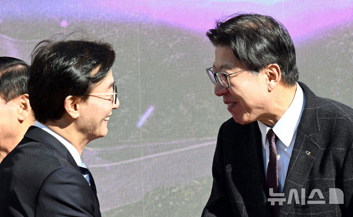  [부산=뉴시스] 하경민 기자 = 전재수 더불어민주당 의원이 지난 2월9일 부산 북구 만덕나늘목에서 열린 '만덕~센텀 고속화도로' 개통식에 참석, 박형준 부산시장과 인사하고 있다. 2026.02.09. yulnetphoto@newsis.com