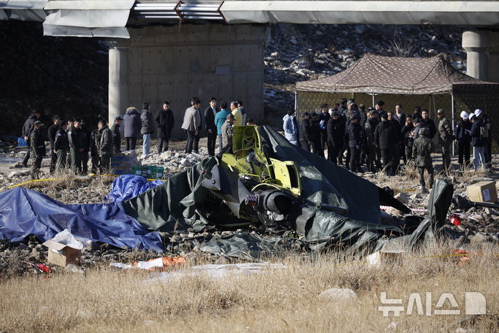 [가평=뉴시스] 정병혁 기자 = 9일 경기 가평군 조종면 신하교 인근에 AH-1S 코브라 헬기가 추락해 현장에서 군 관계자들이 사고 수습을 하고 있다. 2026.02.09. jhope@newsis.com