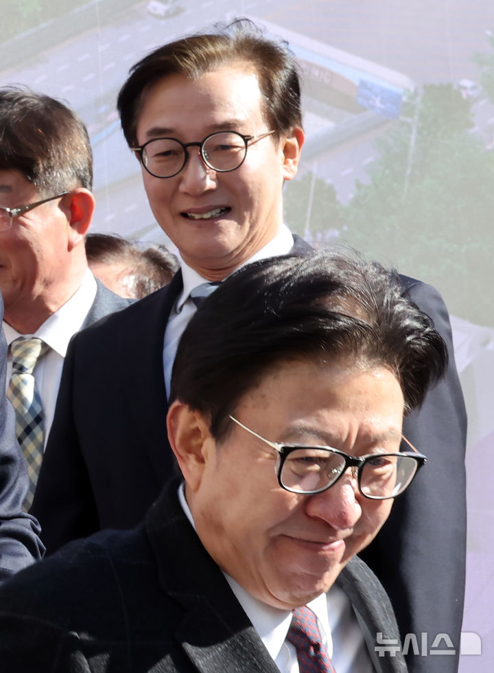  [부산=뉴시스] 하경민 기자 = 통일교 금품 수수 의혹으로 해양수산부 장관직을 사퇴한 전재수 더불어민주당 의원이 9일 부산 북구 만덕나늘목에서 열린 '만덕~센텀 고속화도로' 개통식에 참석, 축하 퍼포먼스를 한 뒤 박형준 부산시장과 무대를 내려오고 있다. 2026.02.09. yulnetphoto@newsis.com