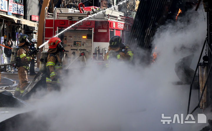 [대구=뉴시스] 이무열 기자 = 9일 오후 2시3분께 대구 중구 종로1가의 한 2층짜리 건물에서 불이 나 소방대원들이 화재를 진압하고 있다. 2026.02.09. lmy@newsis.com