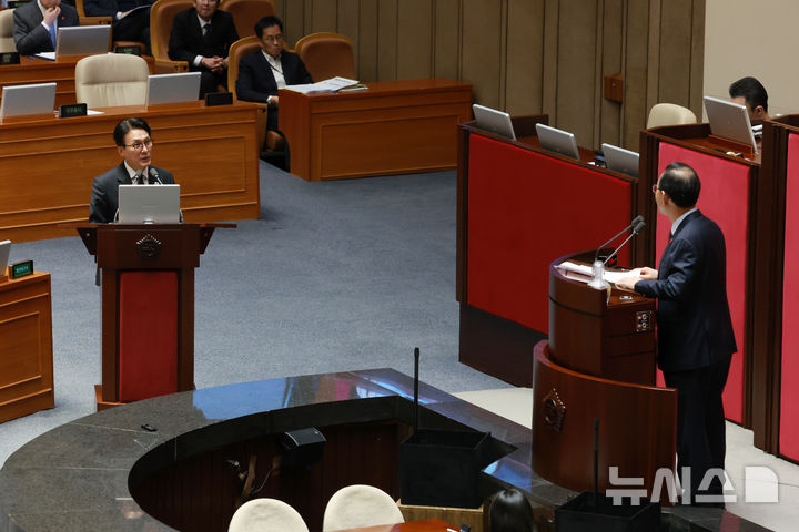 [서울=뉴시스] 고승민 기자 = 김민석 국무총리가 9일 서울 여의도 국회에서 열린 본회의 정치·외교·통일·안보 분야 대정부질문에서 주호영 국회부의장의 질의에 답하고 있다. 2026.02.09. kkssmm99@newsis.com