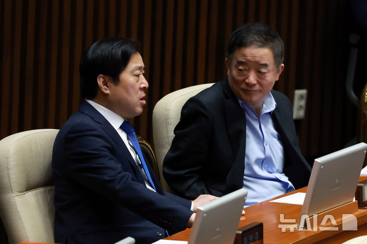 [서울=뉴시스] 고승민 기자 = 더불어민주당 강득구, 황명선 최고위원이 9일 서울 여의도 국회에서 열린 본회의 정치·외교·통일·안보 분야 대정부질문에서 대화하고 있다. 2026.02.09. kkssmm99@newsis.com