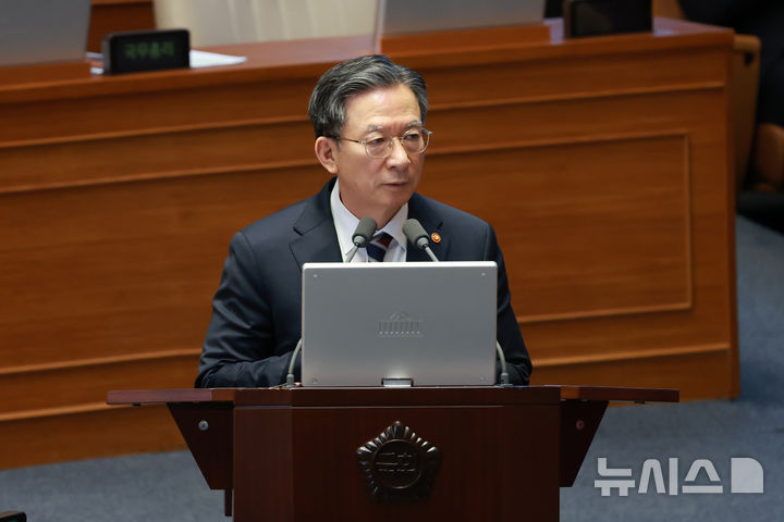 [서울=뉴시스] 고승민 기자 = 정성호 법무부 장관이 9일 서울 여의도 국회에서 열린 본회의 정치·외교·통일·안보 분야 대정부질문에서 의원 질의에 답하고 있다. 2026.02.09. kkssmm99@newsis.com