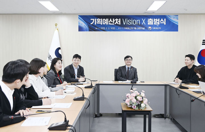 [서울=뉴시스] 임기근 기획예산처 장관 직무대행 차관이 2월 9일 오후 KT&G 임시집무청사에서 열린 '기획예산처 Vison X 출범식'에서 참석자들과 대화하고 있다.(사진=기획예산처 제공) 2026.02.09. photo@newsis.com *재판매 및 DB 금지