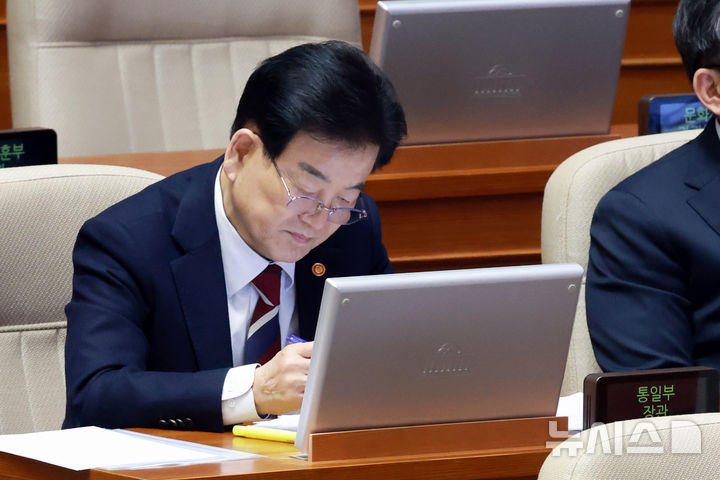 [서울=뉴시스] 고승민 기자 = 정동영 통일부 장관이 9일 서울 여의도 국회에서 열린 본회의 정치·외교·통일·안보 분야 대정부질문에서 자료를 검토하고 있다. 2026.02.09. kkssmm99@newsis.com