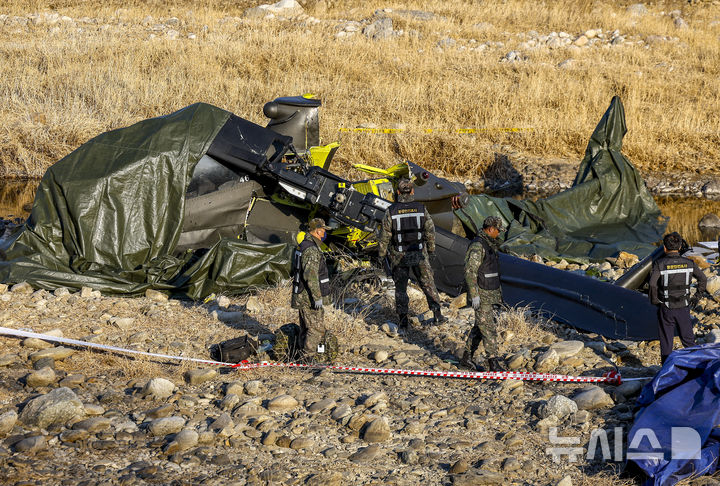육군, 코브라 헬기 추락으로 숨진 준위 2명 '순직' 결정