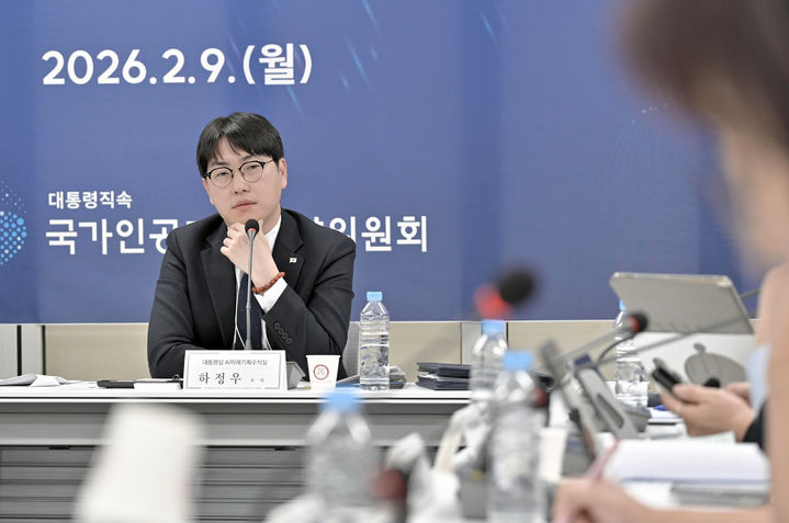 [서울=뉴시스] 조성우 기자 = 하정우 청와대 AI미래기획수석이 지난 9일 서울 중구 국가AI전략위원회 지원단 회의실에서 열린 시민사회 AI 정책 간담회에서 참석자 발언을 듣고 있다. (사진=과학기술정보통신부 제공) 2026.02.09. photo@newsis.com *재판매 및 DB 금지