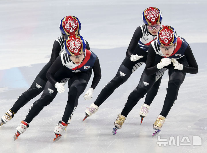 [밀라노=뉴시스] 박주성 기자 = 쇼트트랙 대한민국 대표팀 최민정, 김길리, 노도희, 이소연 등이&nbsp; 9일(현지 시간) 이탈리아 밀라노 아이스스케이팅 아레나에서 내일 있을 경기에 대비해 훈련을 하고 있다. 2026.02.09. park7691@newsis.com