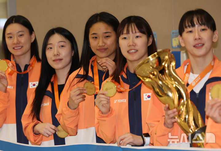 [인천공항=뉴시스] 배훈식 기자 = 2026 아시아여자단체선수권대회 우승을 이끈 안세영이 9일 오후 인천국제공항에서 대표팀 선수들과 기념촬영을 하고 있다. 2026.02.09. dahora83@newsis.com