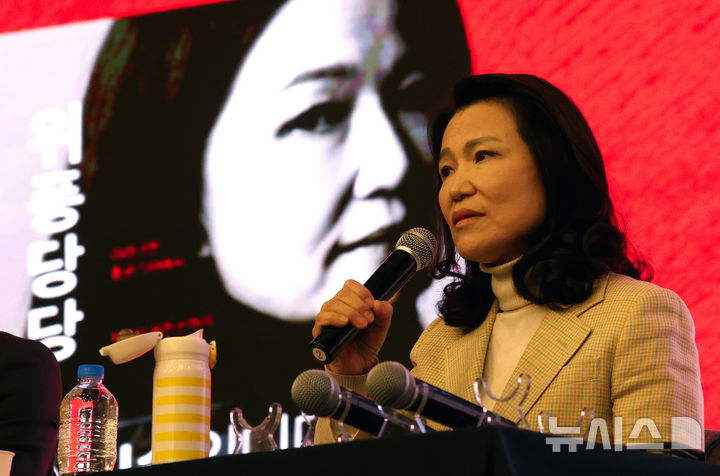 [대구=뉴시스] 이무열 기자 = 이진숙 전 방송통신위원장이 9일 대구 수성구 그랜드호텔에서 열린 ‘위풍당당 이진숙입니다’ 출판을 기념하는 북콘서트에서 발언하고 있다. 2026.02.09. lmy@newsis.com