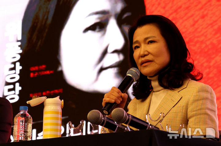 [대구=뉴시스] 이무열 기자 = 이진숙 전 방송통신위원장이 9일 대구 수성구 그랜드호텔에서 열린 ‘위풍당당 이진숙입니다’ 출판을 기념하는 북콘서트에서 발언하고 있다. 2026.02.09. lmy@newsis.com