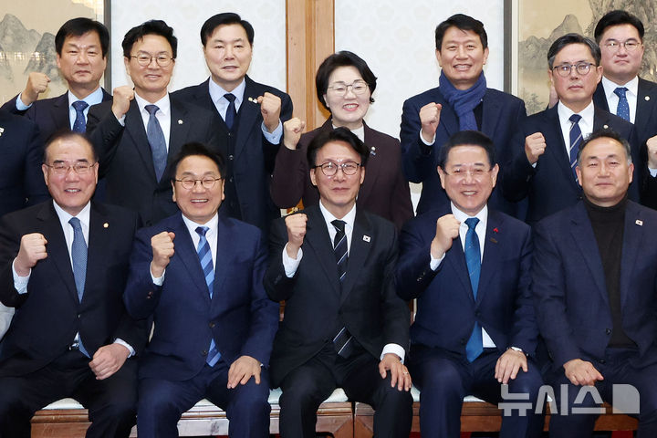 [서울=뉴시스] 조성우 기자 = 김민석(앞줄 가운데) 국무총리가 9일 오후 서울 종로구 총리공관에서 김영록(앞줄 오른쪽 두 번째) 전남지사와 강기정(앞줄 왼쪽 두 번째) 광주시장, 광주·전남 지역구 의원들과 전남·광주 행정통합 관련 면담에 앞서 기념촬영하고 있다. 2026.02.09. xconfind@newsis.com