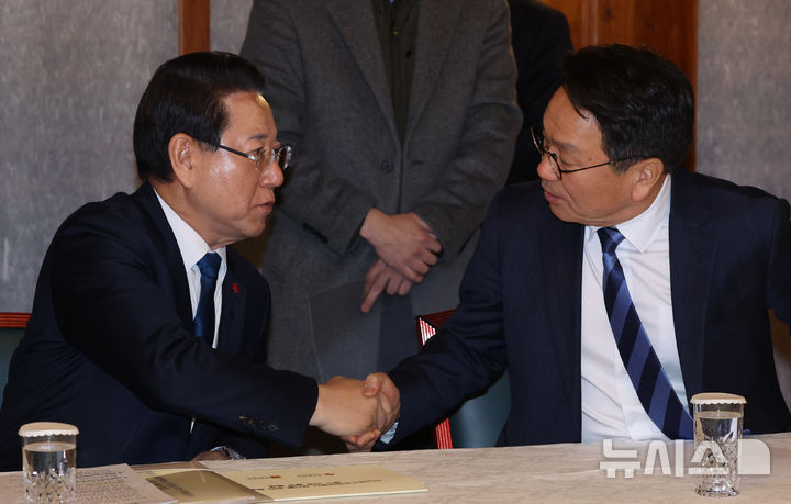 [서울=뉴시스] 조성우 기자 = 김영록(왼쪽) 전남지사와 강기정 광주시장이 9일 오후 서울 종로구 총리공관에서 김민석 총리와 면담을 기다리며 대화하고 있다. 2026.02.09. xconfind@newsis.com