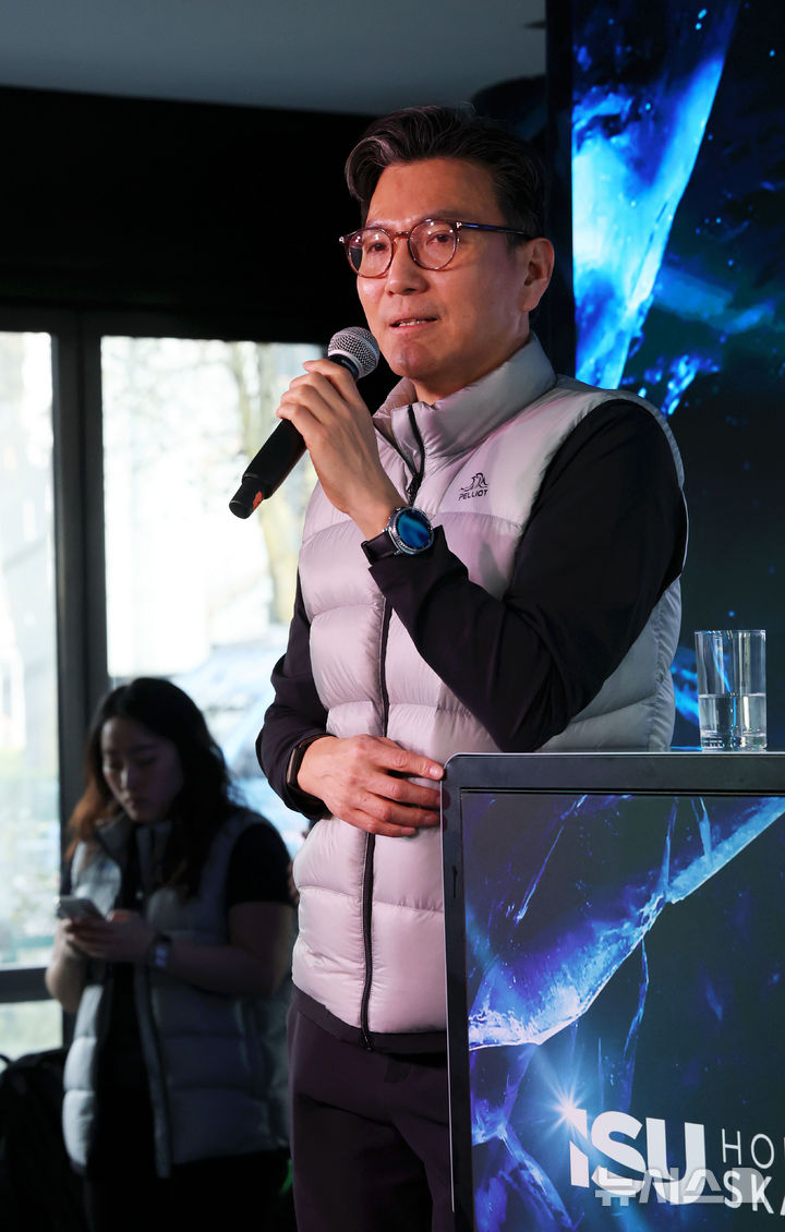 [밀라노=뉴시스] 박주성 기자 = 2026 밀라노·코르티나담페초 동계올림픽 개막 셋째날인 9일(현지 시간) 이탈리아 NH 밀라노 콩그레스 센터에서 김재열 ISU 회장(IOC 집행위원)이 간담회를 하고 있다. 2026.02.09. park7691@newsis.com