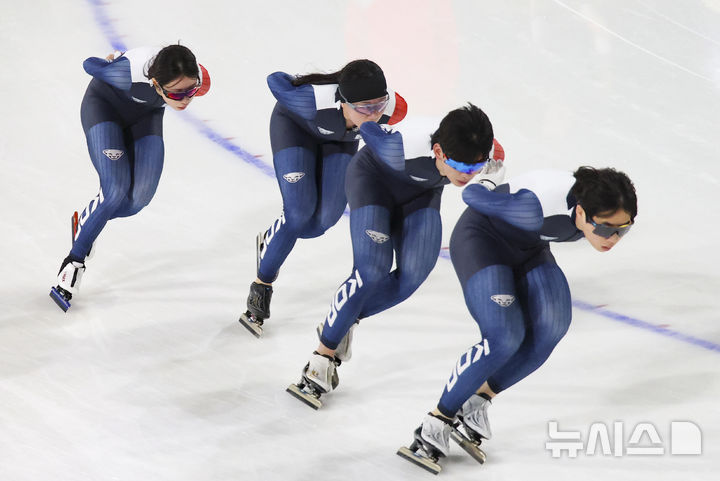 [밀라노=뉴시스] 김근수 기자 = 스피드 스케이팅 매스스타트 조승민(오른쪽부터), 정재원, 박지우, 임리원이 9일(현지 시간) 이탈리아 밀라노 스피드스케이팅 아레나에서 훈련을 하고 있다. 2026.02.09. ks@newsis.com