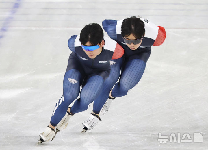[밀라노=뉴시스] 김근수 기자 = 스피드 스케이팅 매스스타트 정재원(왼쪽), 조승민이 9일(현지 시간) 이탈리아 밀라노 스피드스케이팅 아레나에서 훈련을 하고 있다. 2026.02.09. ks@newsis.com