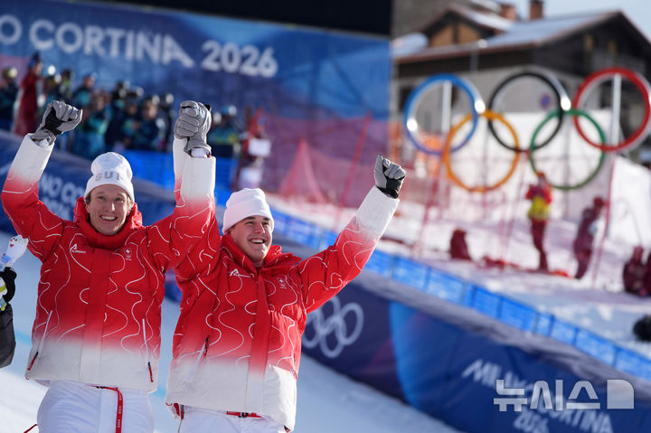 [보르미오=AP/뉴시스] 9일(현지 시간) 이탈리아 보르미오의 스텔비오 스키 센터에서 열린 2026 밀라노·코르티나담페초 동계올림픽 알파인 스키 남자 팀 복합 경기에서 스위스의 프란요 폰 알멘(오른쪽)과 탕기 네프가 금메달을 획득하며 기뻐하고 있다. 2026.02.10.