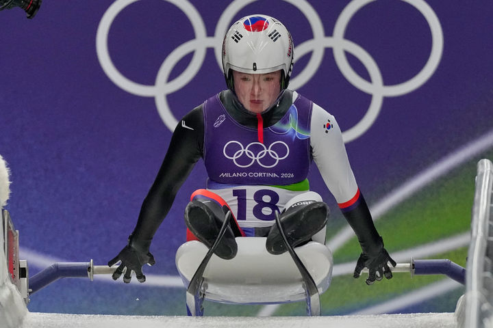 [코르티나담페초=AP/뉴시스] 정혜선이 9일(현지 시간) 이탈리아 코르티나담페초 코르티나 슬라이딩 센터에서 열린 2026 밀라노·코르티나담페초 동계올림픽 루지 여자 1인승 경기에서 힘차게 출발하고 있다. 정혜선은 1,2차 시기 합계 1분49초587을 기록해 전체 25명 중 24위에 그쳤으며 3,4차 시기에서 순위 상승을 노린다. 2026.02.10.