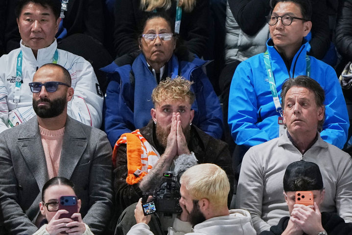 [밀라노=AP/뉴시스] 네덜란드 유타 레이르담의 연인인 유튜버 복서 제이크 폴이 9일(현지 시간) 이탈리아 밀라노 스피드스케이팅 여자 1000m 아레나에서 열린 2026 밀라노·코르티나 담페초 동계올림픽 스피드스케이팅 여자 1000m 경기에 출전한 레이르담을 지켜보고 있다. 2026.02.10.