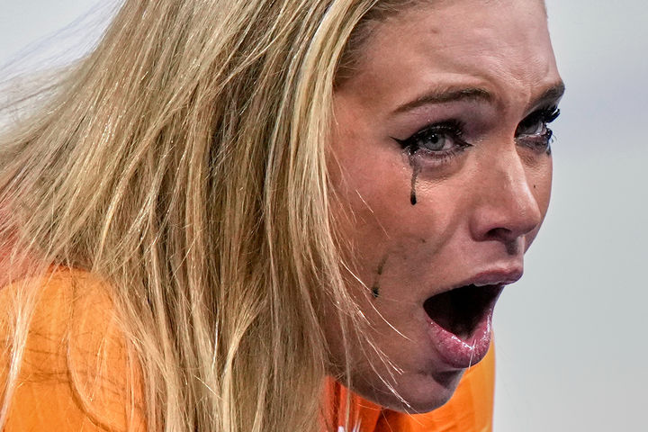 [밀라노=AP/뉴시스] 네덜란드 유타 레이르담이 9일(현지 시간) 이탈리아 밀라노 스피드스케이팅 여자 1000m 아레나에서 열린 2026 밀라노·코르티나 담페초 동계올림픽 스피드스케이팅 여자 1000m 경기에서 금메달을 차지한 뒤 눈물을 흘리고 있다. 2026.02.10.