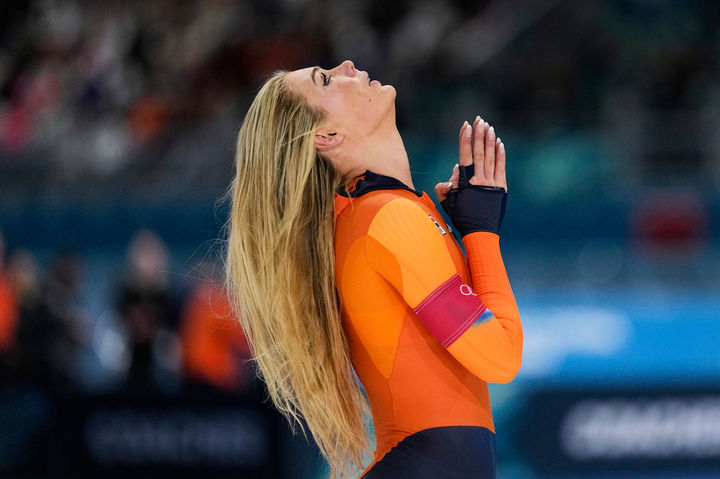 [밀라노=AP/뉴시스] 네덜란드 유타 레이르담이 9일(현지 시간) 이탈리아 밀라노 스피드스케이팅 여자 1000m 아레나에서 열린 2026 밀라노·코르티나 담페초 동계올림픽 스피드스케이팅 여자 1000m 경기에서 금메달을 차지한 뒤 눈물을 흘리고 있다. 2026.02.10.