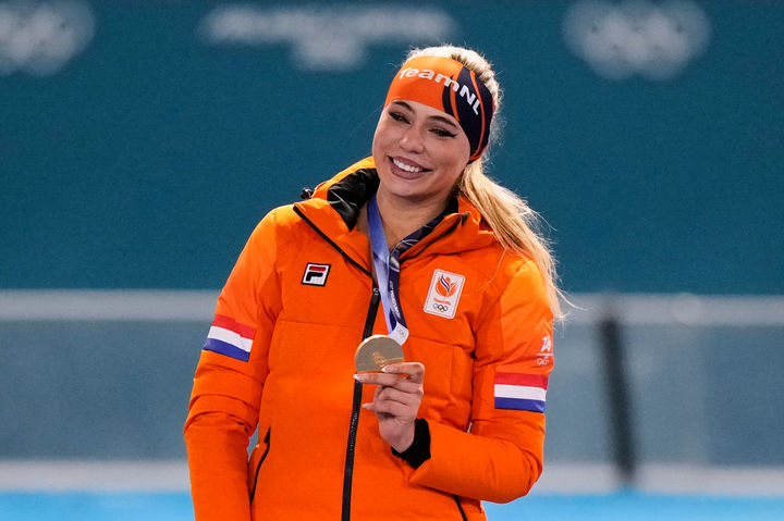 [밀라노=AP/뉴시스] 네덜란드 유타 레이르담이 9일(현지 시간) 이탈리아 밀라노 스피드스케이팅 여자 1000m 아레나에서 열린 2026 밀라노·코르티나 담페초 동계올림픽 스피드스케이팅 여자 1000m 경기 시상식에서 금메달을 목에 걸고 기뻐하고 있다. 2026.02.10.