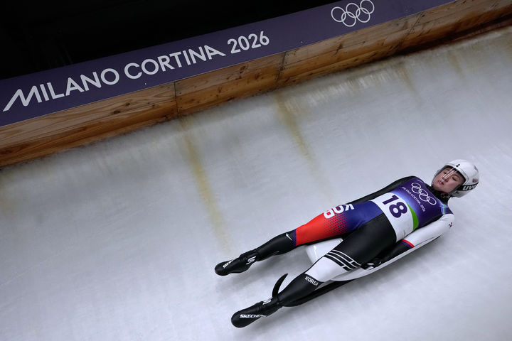 [코르티나담페초=AP/뉴시스] 정혜선이 9일(현지 시간) 이탈리아 코르티나담페초 코르티나 슬라이딩 센터에서 열린 2026 밀라노·코르티나담페초 동계올림픽 루지 여자 1인승 경기에서 힘차게 출발하고 있다. 정혜선은 1,2차 시기 합계 1분49초587을 기록해 전체 25명 중 24위에 그쳤으며 3,4차 시기에서 순위 상승을 노린다. 2026.02.10.