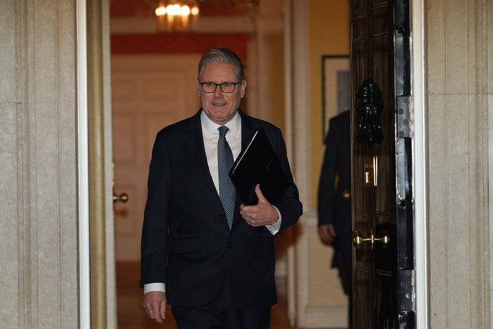 [런던=AP/뉴시스] 키어 스타머 영국 총리가 9일(현지 시간) 런던 다우닝가 10번지 총리 관저에서 나오고 있다. 2026.02.10.
