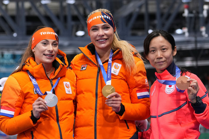 [밀라노=AP/뉴시스] 네덜란드 유타 레이르담이 9일(현지 시간) 이탈리아 밀라노 스피드스케이팅 여자 1000m 아레나에서 열린 2026 밀라노·코르티나 담페초 동계올림픽 스피드스케이팅 여자 1000m 경기 시상식에서 금메달을 목에 걸고 포즈를 취하고 있다. 왼쪽부터 은메달리스트 펨케 콕, 레이르담, 동메달리스트 다카기 미호. 2026.02.10.