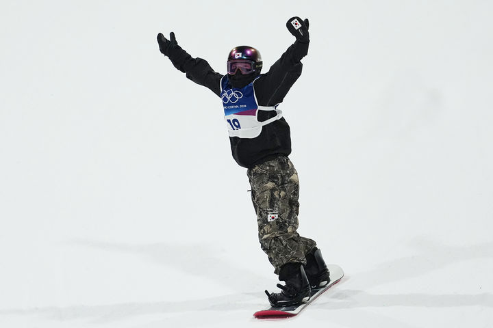[리비뇨=AP/뉴시스] 유승은이 9일(현지 시간) 이탈리아 리비뇨 스노파크에서 열린 2026 밀라노·코르티나담페초 동계올림픽 스노보드 여자 빅에어 결선 경기를 마친 후 환호하고 있다. 고교생 유승은은 최종 171.00점으로 동메달을 따내 한국 스노보드 사상 처음으로 빅에어 종목 메달을 수확했다. 2026.02.10.