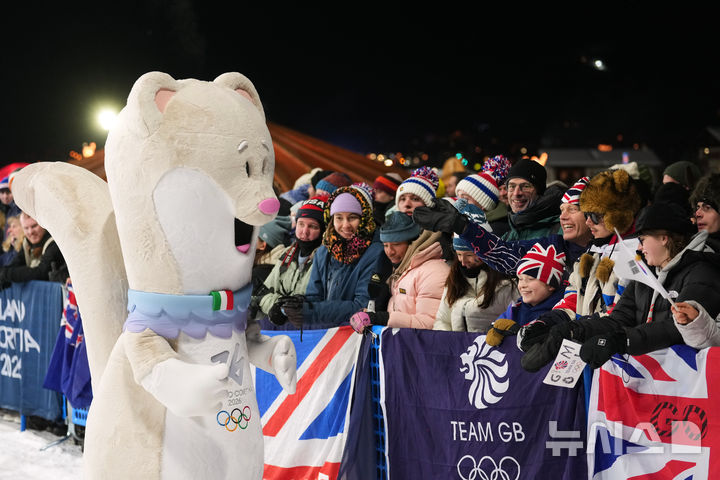 [리비뇨=AP/뉴시스] 9일(현지 시간) 이탈리아 리비뇨에서 열린 2026 밀라노·코르티나담페초 동계올림픽 여자 스노보드 빅에어 결승전에 앞서 올림픽 마스코트 '티나'가 관중들과 소통하고 있다. 2026.02.14.