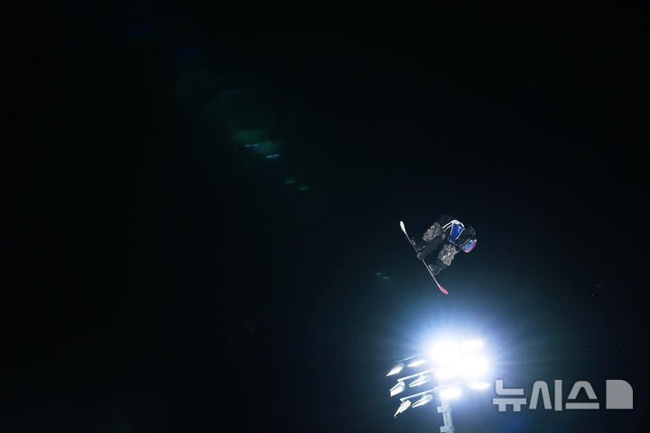 [리비뇨=AP/뉴시스] 9일(현지 시간) 이탈리아 리비뇨 스노파크에서 열린 2026 밀라노·코르티나담페초 동계올림픽 스노보드 여자 빅에어 결선에서 유승은이 2차 시기 기술을 시도하고 있다. 2026.02.10.