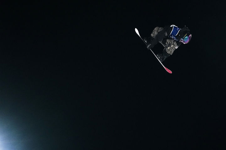 [리비뇨=AP/뉴시스] 유승은이 9일(현지 시간) 이탈리아 리비뇨 스노파크에서 열린 2026 밀라노·코르티나담페초 동계올림픽 스노보드 여자 빅에어 결선 경기를 펼치고 있다. 고교생 유승은은 최종 171.00점으로 동메달을 따내 한국 스노보드 사상 처음으로 빅에어 종목 메달을 수확했다. 2026.02.10.