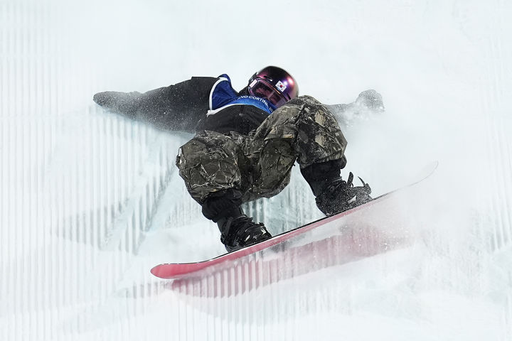 [리비뇨=AP/뉴시스] 9일(현지 시간) 이탈리아 리비뇨 스노파크에서 열린 2026 밀라노·코르티나담페초 동계올림픽 스노보드 여자 빅에어 결선에서 유승은이 3차 시기 착지 과정에서 흔들리고 있다. 2026.02.10.