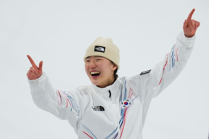 [리비뇨=AP/뉴시스] 유승은이 9일(현지 시간) 이탈리아 리비뇨 스노파크에서 열린 2026 밀라노·코르티나담페초 동계올림픽 스노보드 여자 빅에어 동메달을 따낸 후 시상대에 올라 활짝 웃고 있다. 고교생 유승은은 결선에서 171.00점을 기록해 한국 스노보드 사상 처음으로 빅에어 종목 메달을 수확했다. 2026.02.10.