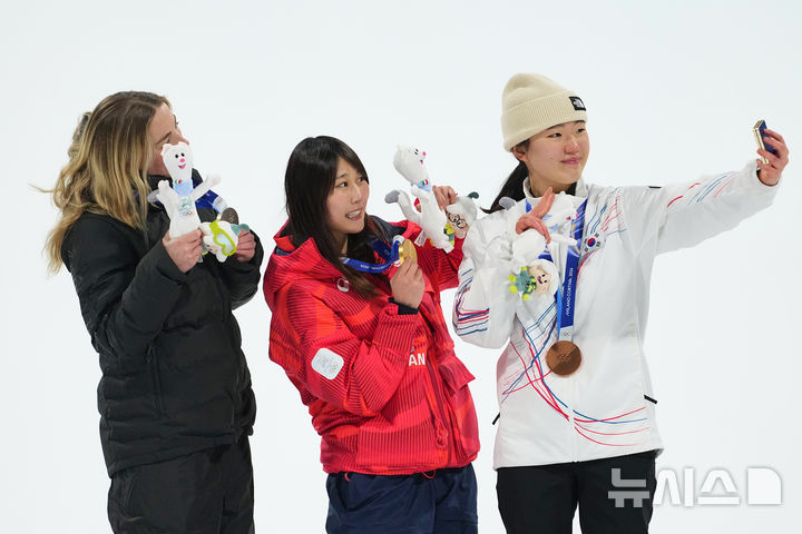 [리비뇨=AP/뉴시스] 9일(현지 시간) 이탈리아 리비뇨 스노파크에서 열린 2026 밀라노·코르티나담페초 동계올림픽 스노보드 여자 빅에어 결선에서 동메달을 획득한 유승은(오른쪽)이 시상대에 올라 메달리스트들과 함께 기념사진을 찍고 있다. 2026.02.10.