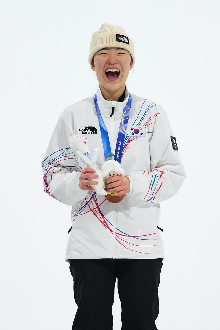 [리비뇨=AP/뉴시스] 유승은이 9일(현지 시간) 이탈리아 리비뇨 스노파크에서 열린 2026 밀라노·코르티나담페초 동계올림픽 스노보드 여자 빅에어 시상대에 올라 동메달을 들고 활짝 웃고 있다. 고교생 유승은은 결선에서 171.00점을 기록해 한국 스노보드 사상 처음으로 빅에어 종목 메달을 수확했다. 2026.02.10.